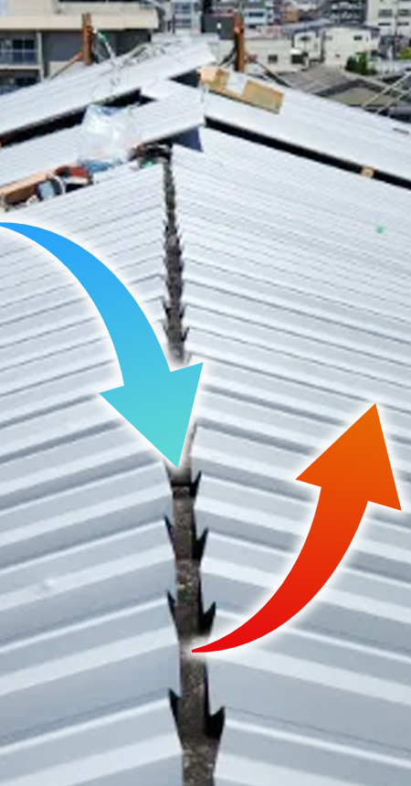 古い屋根と新しい屋根の間に「空気層」ができている様子